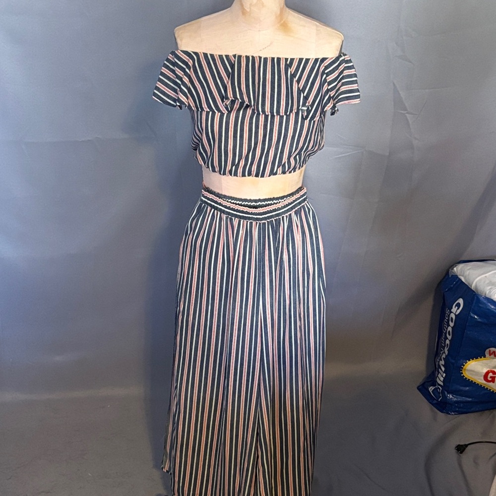 Flirty Off-the-shoulder Striped Outift
